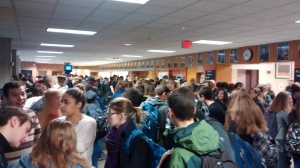 Students crowded into the front lobby in the morning. By Kait Kleynen